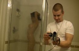Il filme les seins et fesses de sa tante sous la douche